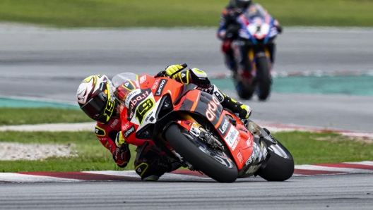 epa10203646 Spanish rider Alvaro Bautista of the Aruba.it Racing Ducati team in action during the first race of the World Superbike Championship at Circuit de Barcelona-Catalunya in Montmelo, near Barcelona, Spain, 24 September 2022.  EPA/Siu Wu