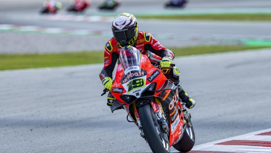 epa10205710 Spanish rider Alvaro Bautista of the Aruba.it Racing Ducati team in action during the second race of the World Superbike Championship at Circuit de Barcelona-Catalunya in Montmelo, near Barcelona, Spain, 25 September 2022.  EPA/Siu Wu