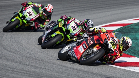 epa10205315 Spanish rider Alvaro Bautista (R) of Aruba.it Racing - Ducati team competes with British riders Alex Lowes (C) and Jonathan Rea (L), both from Kawasaki Racing Team Worldsbk, during the Superpole Race of the World Superbike Championship at Circuit de Barcelona-Catalunya in Montmelo, near Barcelona, Spain, 25 September 2022.  EPA/Siu Wu