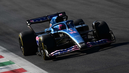 Alpine's Spanish driver Fernando Alonso steers his car during the Italian Formula One Grand Prix at the Autodromo Nazionale circuit in Monza on September 11, 2022. (Photo by Miguel MEDINA / AFP)