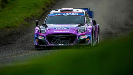 This picture taken on September 29, 2022, shows Britain's Gus Greensmith and co-driver Jonas Andersson driving their Ford Puma Rally 1 Hybrid during shakedown of the Rally New Zealand, the 11th round of the FIA World Rally Championship, in Helensville. (Photo by John COWPLAND / AFP)