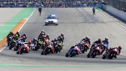 MotoGP riders take a curve at the start of the Aragon Motorcycle Grand Prix at the MotorLand Aragon circuit, in Alcaniz, Spain Sunday, Sept. 18, 2022. (AP Photo/Jose Breton)