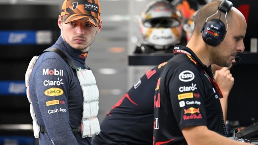 Red Bull Racing's Dutch driver Max Verstappen is pictured with his staff before a practice session ahead of the Formula One Singapore Grand Prix night race at the Marina Bay Street Circuit in Singapore on September 30, 2022. (Photo by MOHD RASFAN / AFP)