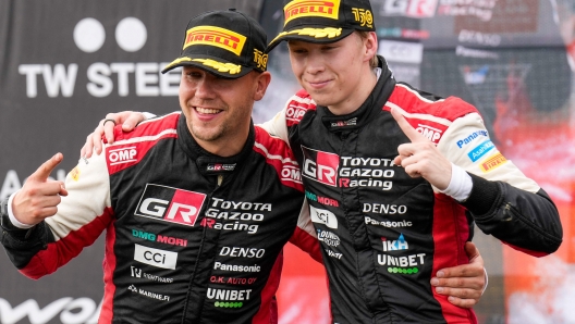 Finland's Kalle Rovanpera (R) and his co-driver Jonne Halttunen celebrate winning the world championship on the podium of the Rally New Zealand, the 11th round of the FIA World Rally Championship, at Jacks Ridge in the outskirts of Auckland on October 2, 2022. (Photo by John COWPLAND / AFP)