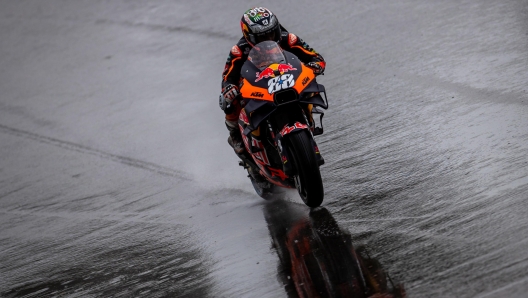 epa09902808 Portuguese rider Miguel Oliveira of Red Bull KTM Factory Racing team in action during the second practice session for the Grand Prix of Portugal at the Algarve International race track, Portimao, Portugal, 22 April 2022.  EPA/JOSE SENA GOULAO