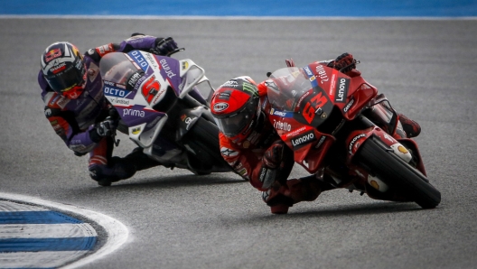 epa10219174 Italian Moto GP rider Francesco Bagnaia (R) of Ducati Lenovo Team in action ahead of French MotoGP rider Johann Zarco of Prima Pramac Racing during the Motorcycling Grand Prix of Thailand at Chang International Circuit, Buriram province, Thailand, 02 October 2022.  EPA/DIEGO AZUBEL