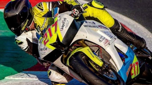 Federico Esposto, in una foto tratta dal profilo Facebook Gentlemen's Motor club. Un pilota è morto e un altro è rimasto gravemente ferito nel pomeriggio al circuito di Misano (Rimini), durante il secondo giro della gara di moto classe 600 Pro, Trofeo Italiano Amatori, inserita nel programma della Coppa Italia di motociclismo velocità. É morto il romano Federico Esposto, 27 anni, mentre Marco Sciutteri, residente a Bologna, 31 anni è stato trasportato in elicottero, in gravi condizioni, all'ospedale di Cesena. Dopo l'incidente, la manifestazione, con 360 piloti impegnati in diversi challenge, è stata chiusa. FACEBOOK/ GENTLEMEN'S MOTOR CLUB +++ATTENZIONE LA FOTO NON PUO' ESSERE PUBBLICATA O RIPRODOTTA SENZA L'AUTORIZZAZIONE DELLA FONTE DI ORIGINE CUI SI RINVIA+++ (NPK)