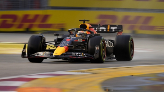 Max Verstappen in azione a Singapore. AP