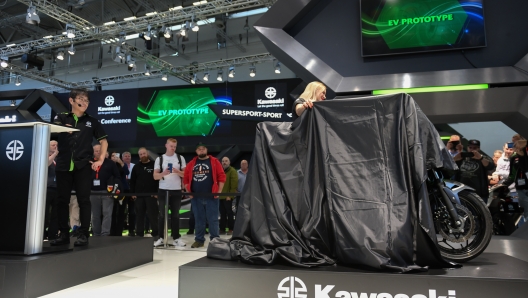 Il momento dell'unveiling della moto elettrica di Kawasaki