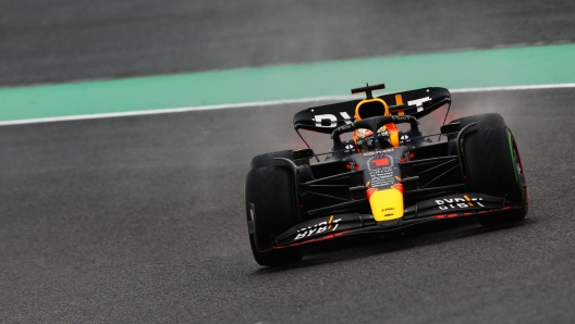 SUZUKA, JAPAN - OCTOBER 09: Max Verstappen of the Netherlands driving the (1) Oracle Red Bull Racing RB18 on track during the F1 Grand Prix of Japan at Suzuka International Racing Course on October 09, 2022 in Suzuka, Japan. (Photo by Mark Thompson/Getty Images )