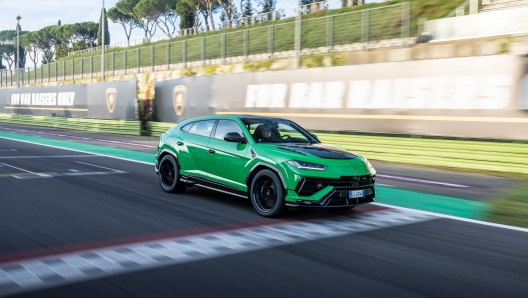 Lamborghini Urus Performante è un'arma affilata sui curvoni da quasi 200 km/h