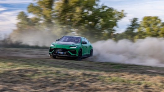 Lamborghini Urus Performante di traverso su sterrato