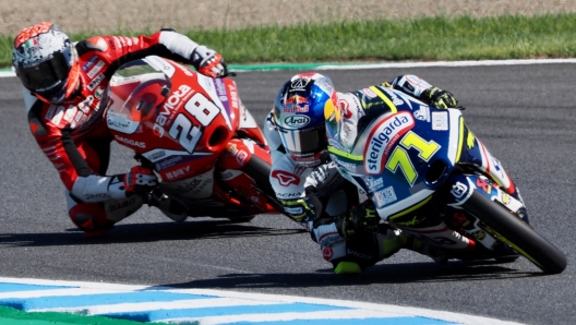 Sterilgarda Husqvarna Max rider Ayumu Sasaki of Japan (R) leads GASGAS Asper Team rider Izan Guevara of Spain during the Moto3 class race at the Japanese Grand Prix in Motegi, Tochigi prefecture on September 25, 2022. (Photo by Toshifumi KITAMURA / AFP)