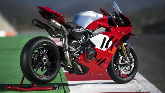 L'aggressiva silouhette della nuova Panigale V4 R, con serbatoio in alluminio spazzolato