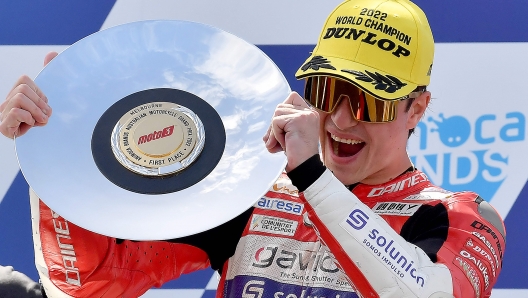 Valresa GASGAS Aspar's Spanish rider Izan Guevara celebrates his victory on the podium after the Australian Grand Prix Moto3 race at Phillip Island on October 16, 2022, ahead of the MotoGP Australian Grand Prix. (Photo by Paul CROCK / AFP) / -- IMAGE RESTRICTED TO EDITORIAL USE - STRICTLY NO COMMERCIAL USE --