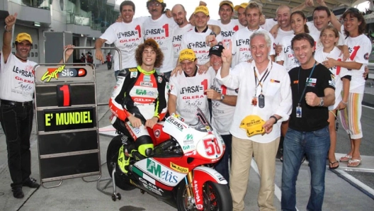 Simoncelli festeggia a fine gara con la squadra Aprilia al completo