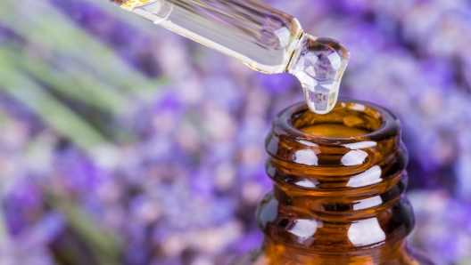 Aromaterapia con olio essenziale di lavanda per dormire