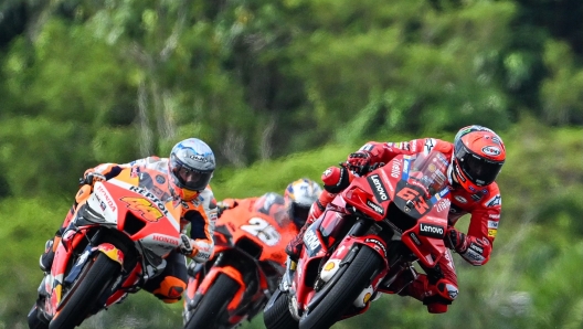 (R-L) Ducati Lenovo Team's Italian rider Francesco Bagnaia, Tech3 KTM Factory Racing's Spanish rider Paul Fernandez and Repsol Honda Team's Spanish rider Pol Espargaro take a corner during the second MotoGP free practice at the Sepang International Circuit in Sepang on October 21, 2022, ahead of the Malaysian Grand Prix motorcycle race. (Photo by Mohd RASFAN / AFP)