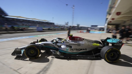 La Mercedes W13 ai box di Austin