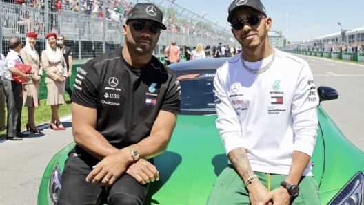 Lewis Hamilton con il quarterback dei Broncos, Russell Wilson