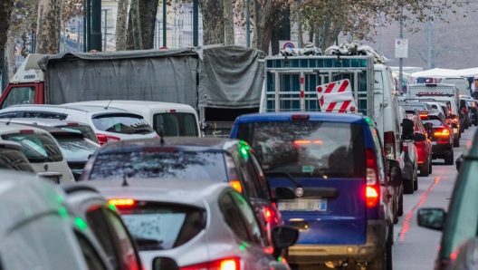 Traffico e ingorghi in centro per lo shopping natalizio. Torino 23 dicembre 2020 ANSA/TINO ROMANO