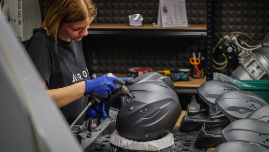 Un casco durante il processo di lavorazione