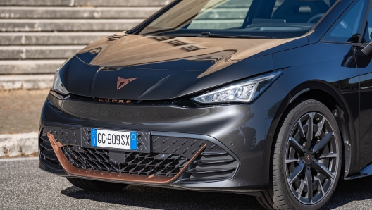 Cinque le tinte della carrozzeria disponibili per Cupra Born. Qui in Grigio Quasar