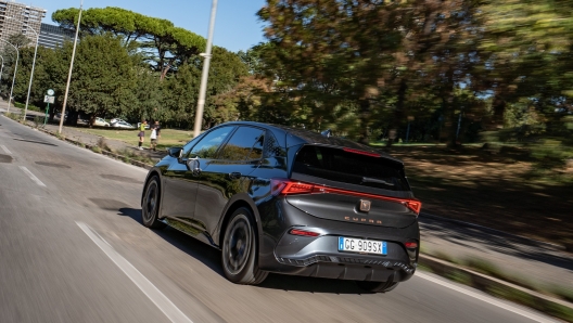 Cupra Born e-Boost 77 kWh si ricarica dal 5 all'80% in 36 minuti con colonnina fino a 125 kW