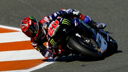 epa10287712 Moto GP French rider Fabio Quartararo in action during the official training session at Ricardo Tormo Circuit in Cheste, Valencia, 05 November 2022. Comunidad Valenciana Motorciclyng Grand Prix, the last Grand Prix of the season, runs on 06 November 2022.  EPA/BIEL ALINO