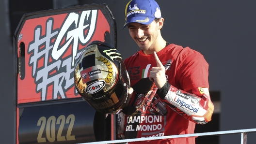 Francesco Bagnaia esulta per la vittoria del titolo. Lapresse