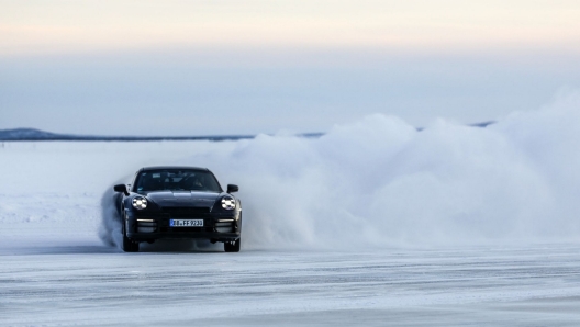 La Porsche 911 Dakar impegnata sui fondi ghiacciati della Svezia