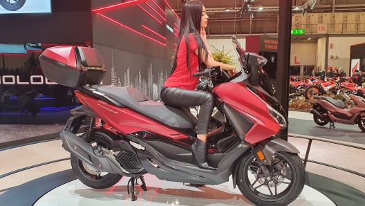 Il profilo affilato del nuovo Honda Forza 350 2023