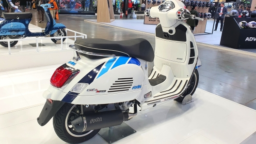 Il piglio aggressivo della Vespa 300 Gts kittata Polini