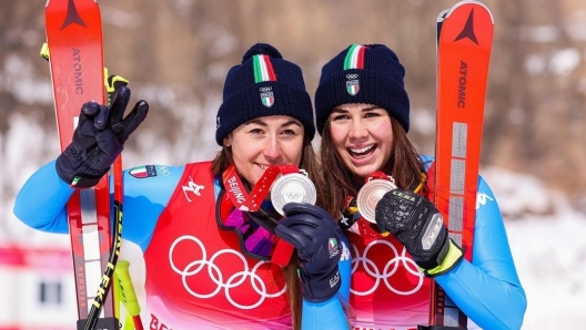 Nadia Delago e Sofia Goggia festeggiano con le loro medaglie a fine gara