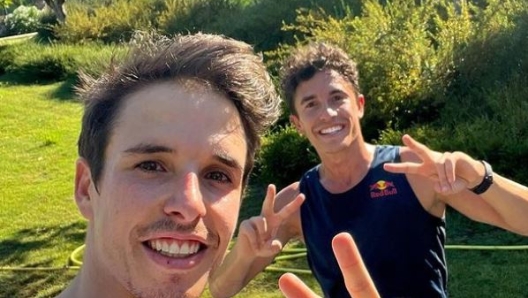 Alex Marquez, 26 anni, impegnato ad allenarsi col fratello Marc, 29 (foto @alexmarquez73)