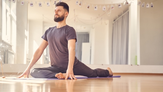 Kapotasana posizione yoga come si esegue