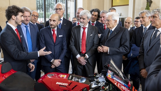 Il Presidente Sergio Mattarella con il campione del mondo di MotoGP, Francesco Bagnaia e Giovanni Copioli, Presidente della Federazione Motociclistica Italiana, Giovanni Malago', Claudio Domenicali Ducati - QUIRINALE, INCONTRO CON IL CAMPIONE DEL MONDO DI MOTOGP - fotografo: IMAGOECONOMICA