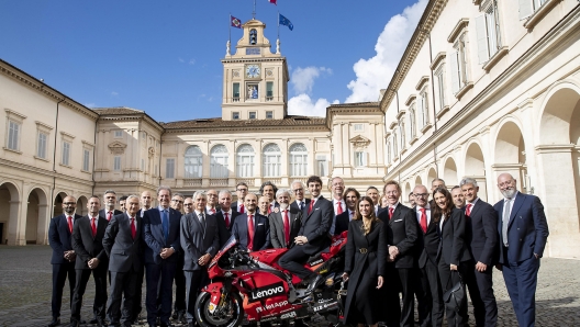 Il campione del mondo di MotoGP, Francesco Bagnaia, unitamente a una delegazione della Federazione Motociclistica Italiana e a una delegazione della Ducati, in occasione della vittoria del mondiale,  Roma, 16 Novembre 2022. ANSA/US PRESIDENZA DELLA REPUBBLICA/PAOLO GIANDOTTI