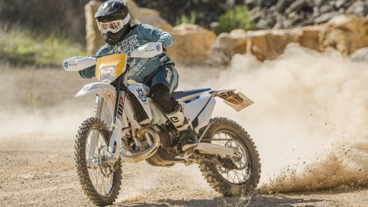 La Husqvarna TE 300 Heritage 2023 in azione