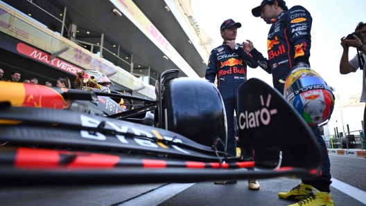 Verstappen e Perez, foto di fine stagione ad Abu Dhabi. AFP