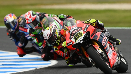 PHILLIP ISLAND, AUSTRALIA - NOVEMBER 20: Alvaro Bautista of Spain riding the #19 Aruba.it Racing Ducati in Race 2 during the 2022 MOTUL FIM Superbike World Championship at Phillip Island Grand Prix Circuit on November 20, 2022 in Phillip Island, Australia. (Photo by Quinn Rooney/Getty Images)