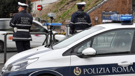 Una pattuglia della polizia municipale di Roma Capitale esegue controlli della velocita con un autovelox, 05 marzo 2019. ANSA/ALESSANDRO DI MEO