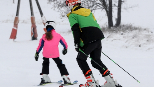 epa10315794 Young skiers at the Bukowina Tatrzanska ski resort, in the Tatra Mountains, southern Poland, 20 November 2022. Temperatures in Bukowina Tatrzanska were reported at minus 1 degrees Celsius.  EPA/GRZEGORZ MOMOT POLAND OUT