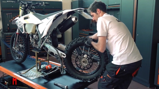 Al lavoro sull'Husqvarna FE 350 per il cambio gomme