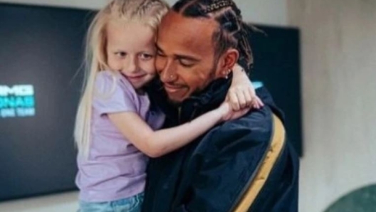 Lewis Hamilton con la piccola Isla in uno dei loro incontri (storia Instagram Lewis Hamilton)