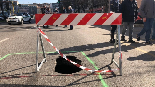 Voragine creatasi sull'asfalto in Via Giotto, Polizia Locale chiude la via per mettere in sicurezza la strada e la buca (Ansa/Fotogramma, Davide Salerno, MILANO - 2021-03-01, ) p.s. la foto e' utilizzabile nel rispetto del contesto in cui e' stata scattata, e senza intento diffamatorio del decoro delle persone rappresentate FINAZZI STELLA