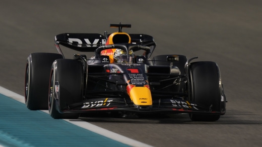 Max Verstappen in azione sulla Red Bull RB18