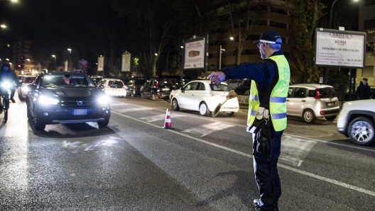 Un momento dei controlli straordinari della Polizia Locale di Roma Capitale con autovelox etilometri e dispositivi precursori capaci di rilevare se chi  alla guida  sotto effetto di alcol o droghe, nelle zone della movida, Roma, 12 novembre 2022. ANSA/ANGELO CARCONI