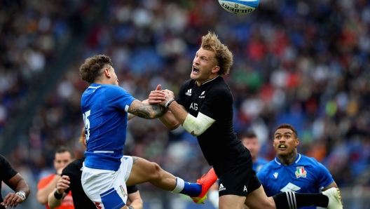 ROME, ITALY - NOVEMBER 06:  Matteo Minozzi of Italy in action with Dane Coles of All Blacks during the Autumn Nations Series match between Italy and All Blacks at Olimpico Stadium on November 6, 2021 in Rome, Italy.  (Photo by Paolo Bruno/Getty Images)