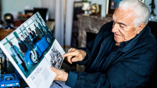 Romano Artioli nella sua libreria